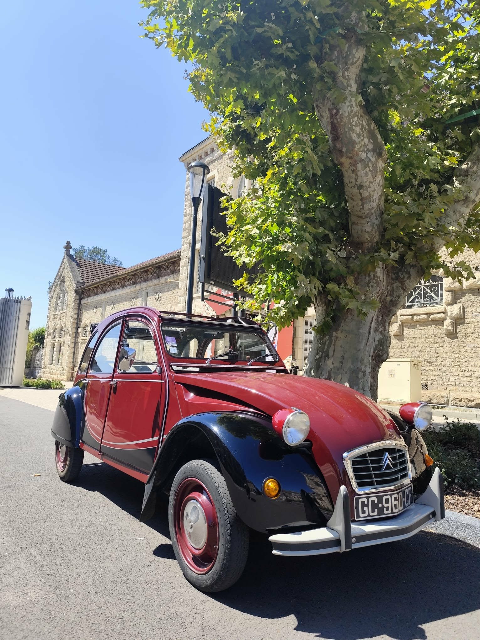 11d7e594-cc07-4450-b84e-7f283c80c5d7 2 CV Classic car